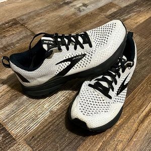 Womens Brooks Revel 4 size 8.5